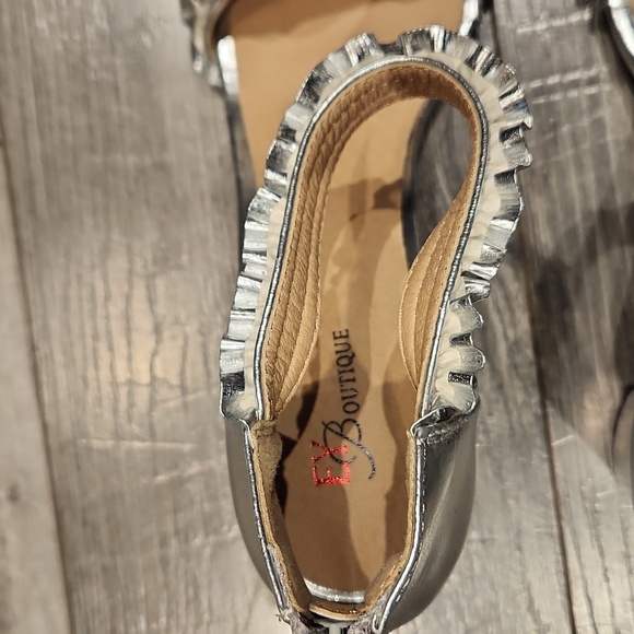 EY Boutique Women's sz 8M silver high Heels zippered back - Picture 3 of 7